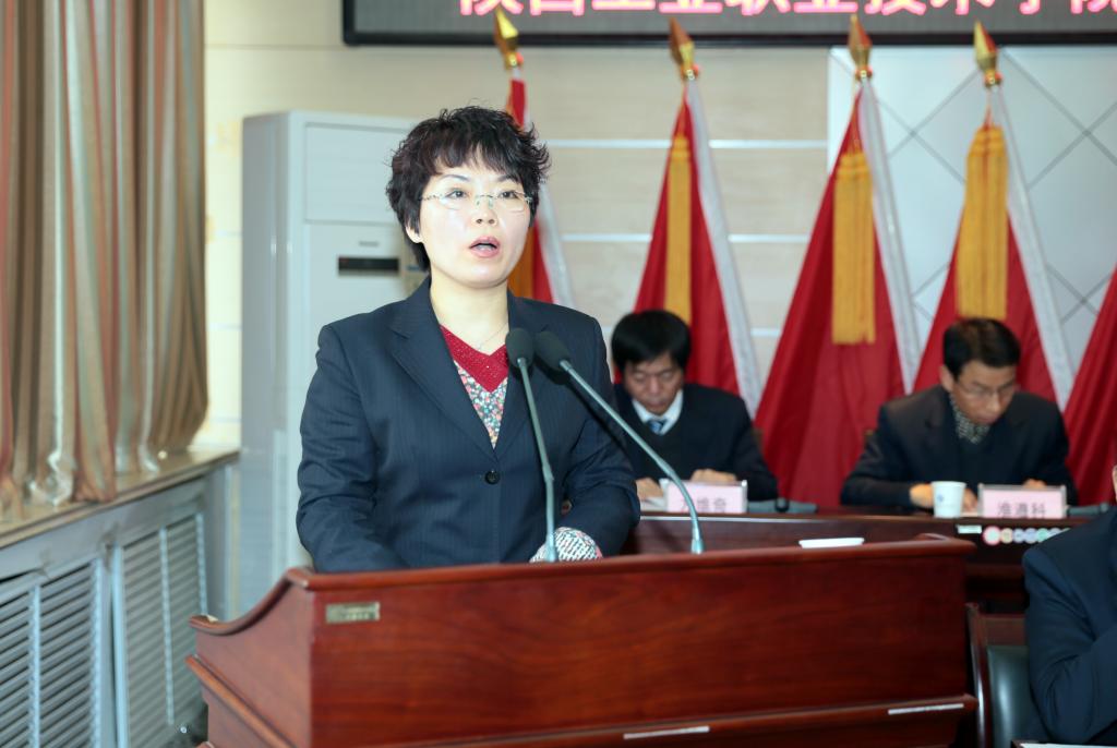 工会主席刘文青作工会工作报告