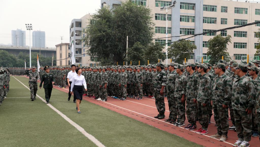 院长张晓云检阅新生方阵