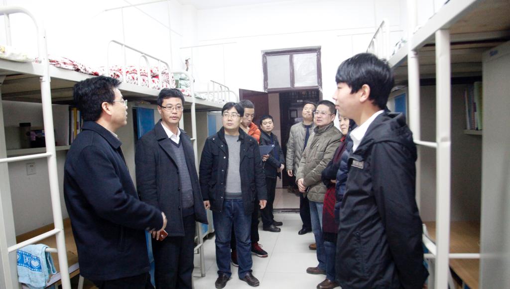 刘永亮副书记一行对学院14栋公寓楼逐一走访