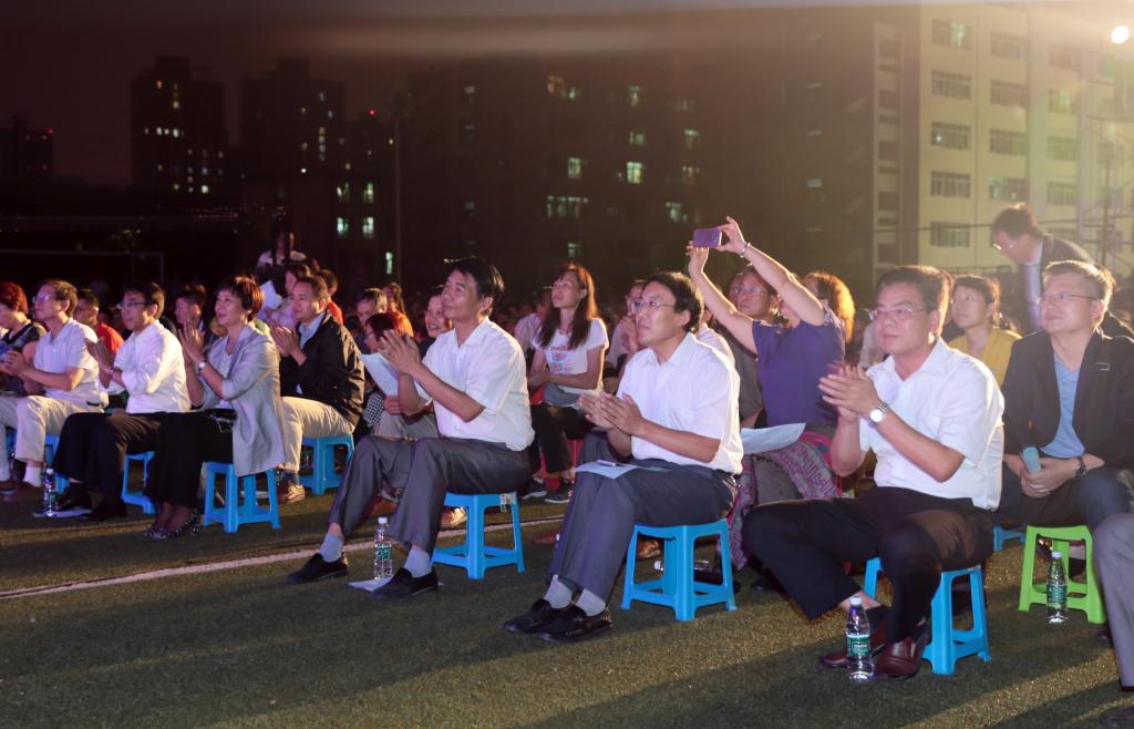 学院领导、各部门负责同志及2016级全体新生观看晚会