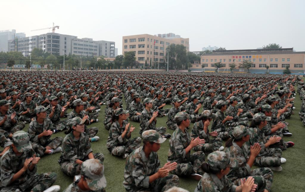 全体2016级新生参加仪式