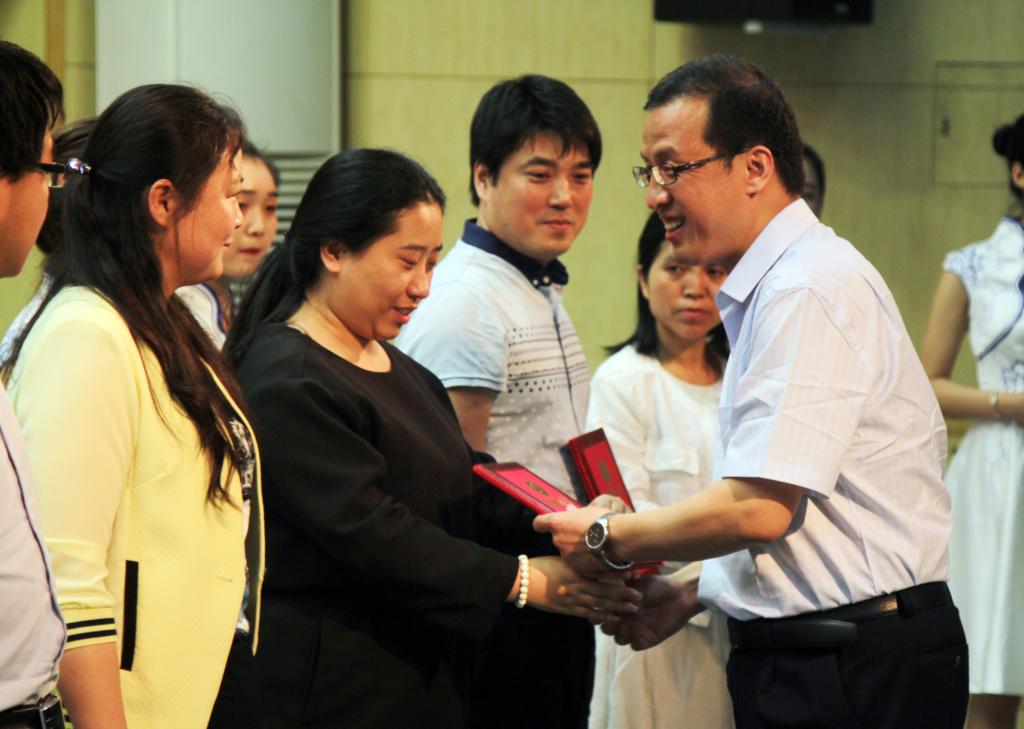 副院长杨卫军为获奖选手及指导教师颁奖