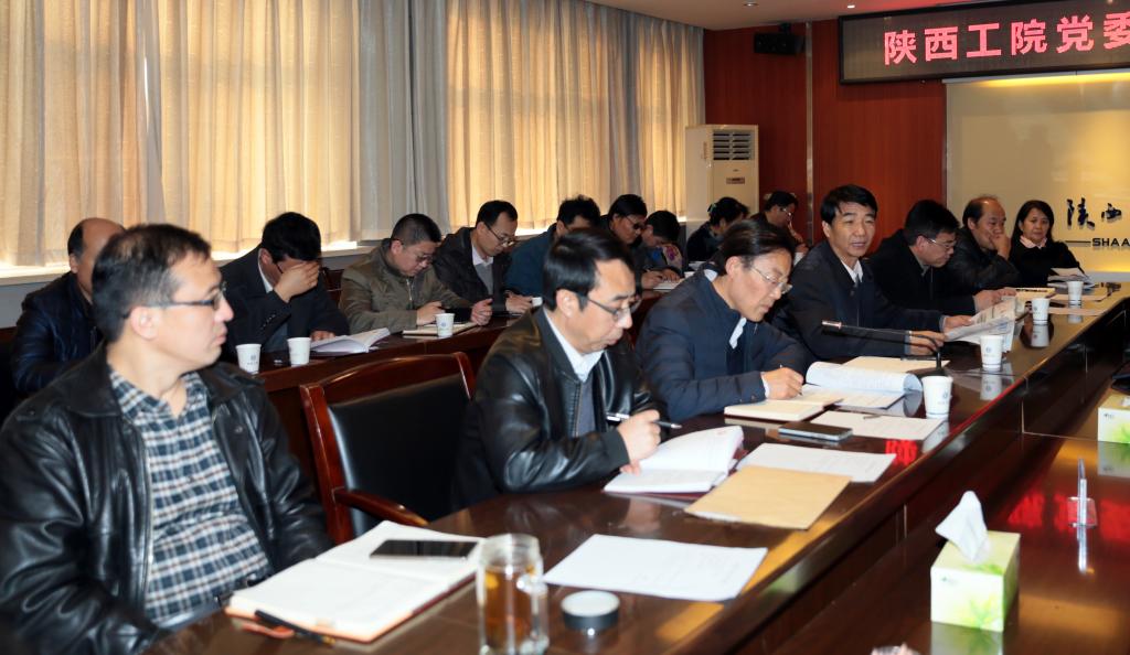 党委中心组成员依次发言