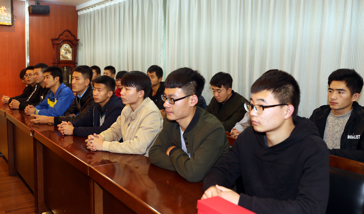 丁年的同班同学、辅导员等参加仪式