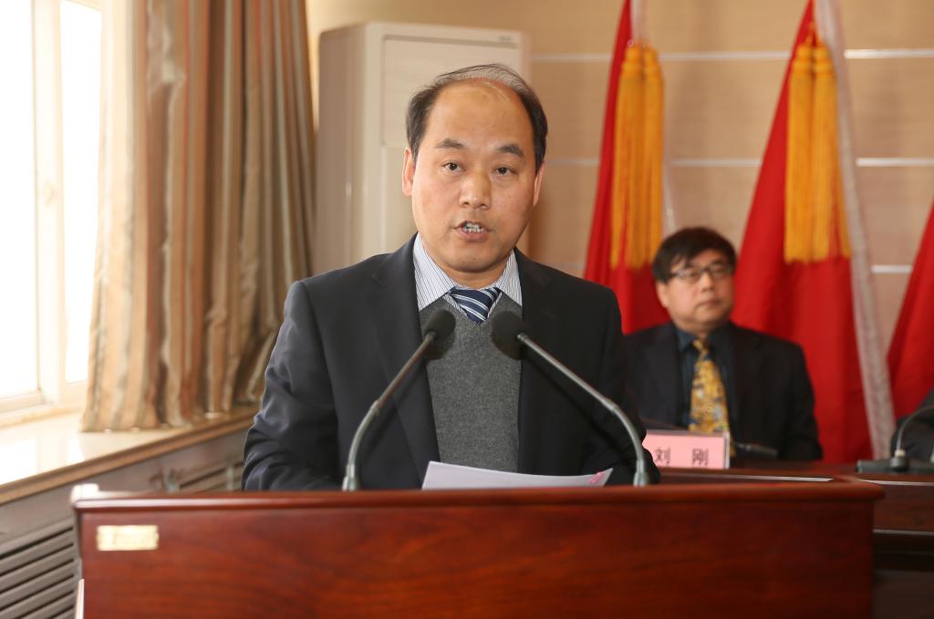 副院长梅创社主持下午的大会