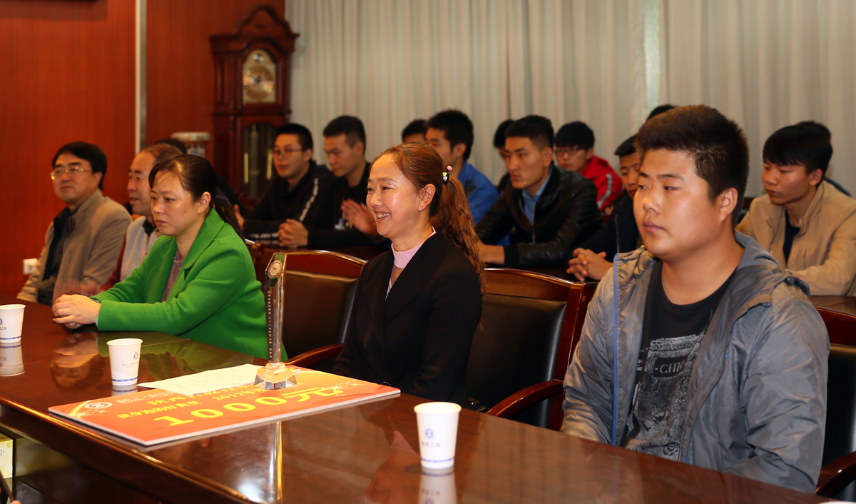 丁年同学的母亲杨女士与丁年的同班同学参加仪式