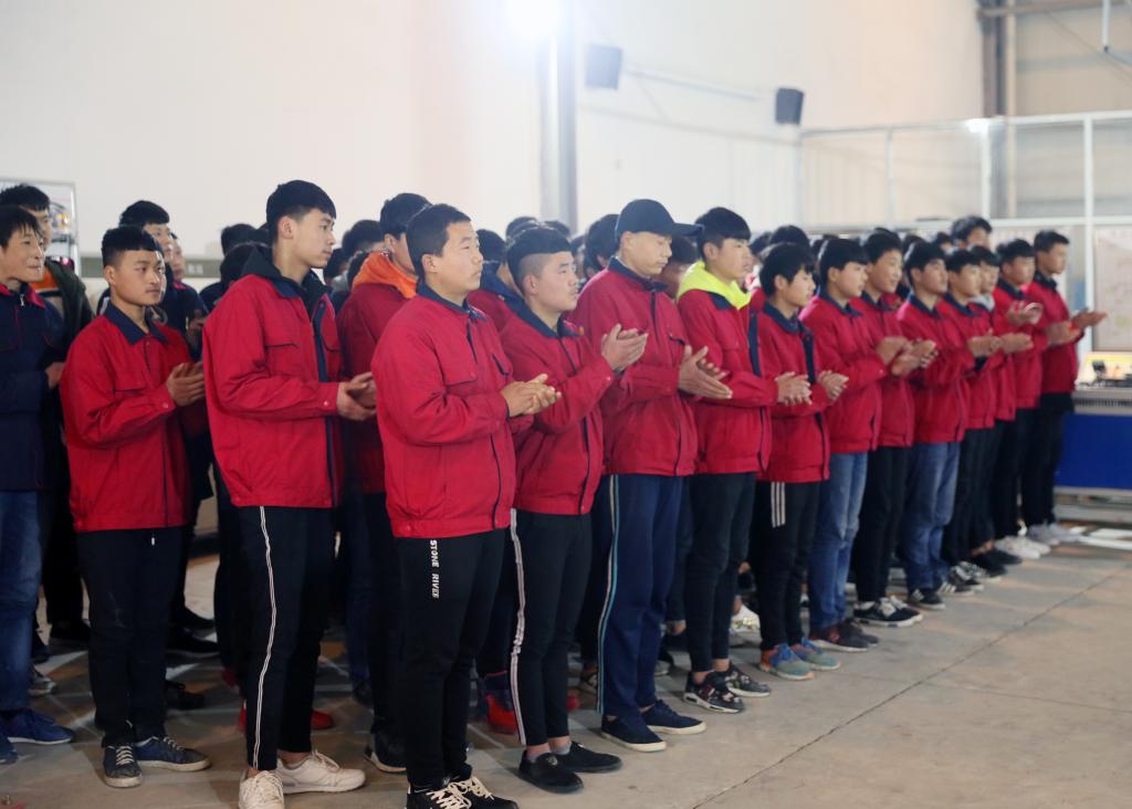 礼泉县相关领导、该校师生参加捐赠仪式