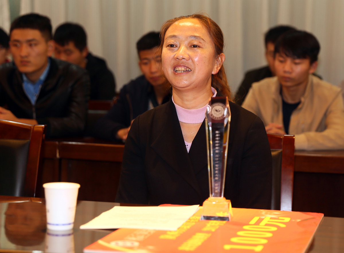 丁年同学的母亲杨女士对学院的培养表示感谢