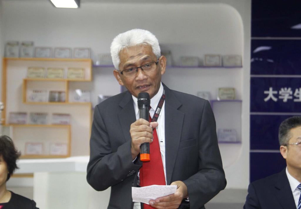 马来西亚管理科学大学教师贾斯尼本讲话