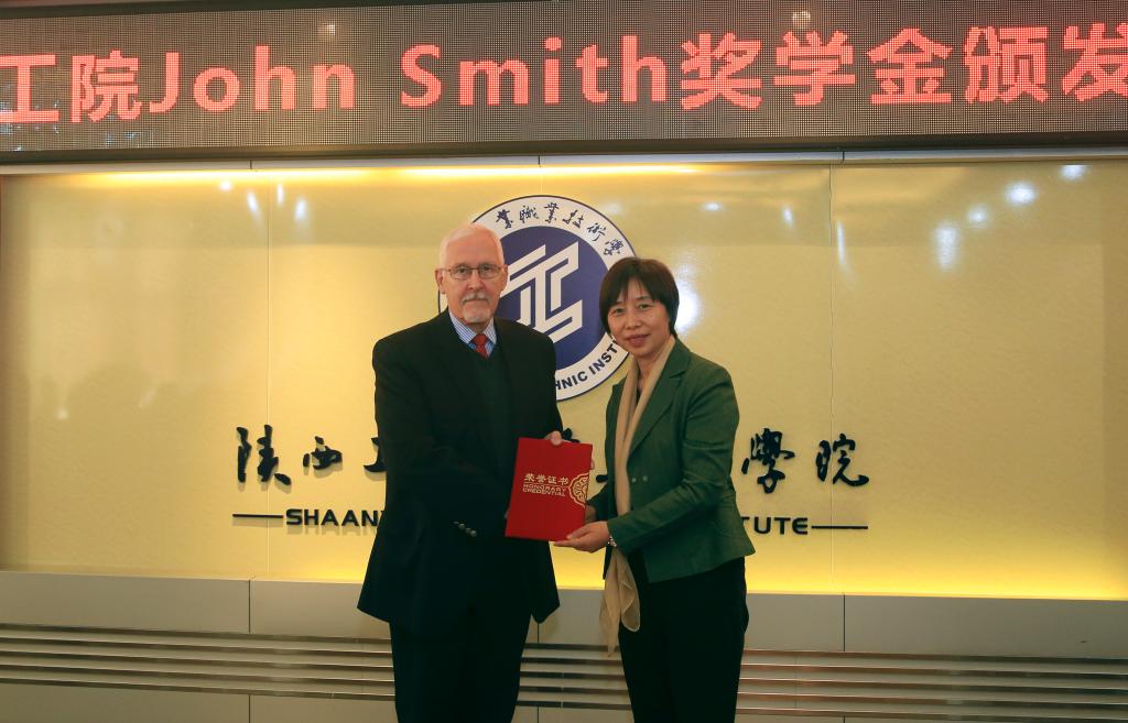 院长张晓云为约翰•史密斯先生颁发证书