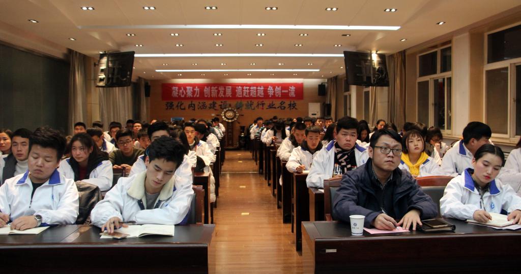 团委全体干部、“青马工程”第11期学生骨干培训班全体学员、各二级学院学生骨干代表和团学组织学生骨干代表参加报告会