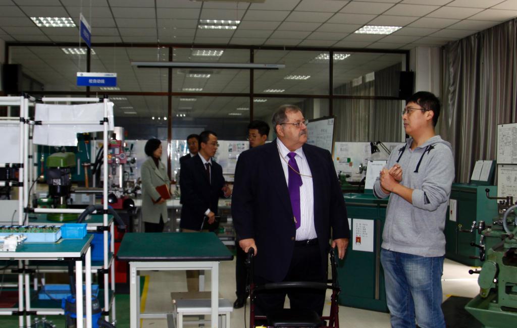 雷•迪茨博士实地考察我院实训设施