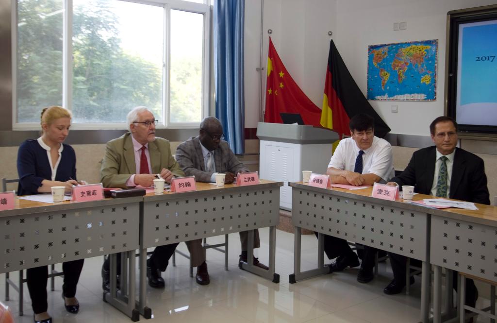 来自美国、德国、澳大利亚的5名外籍教师参加座谈