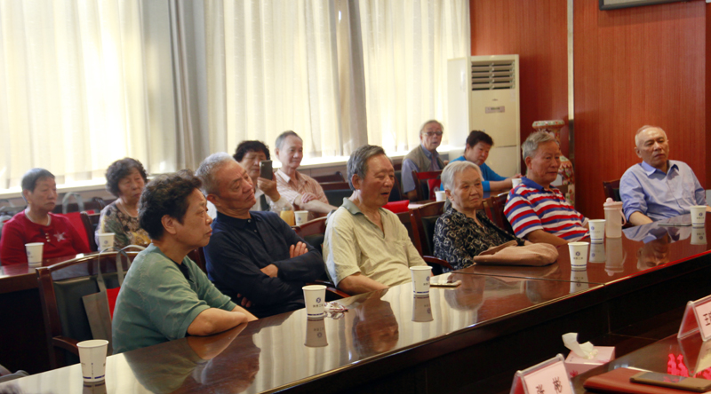 30余位阔别多年的“老同学们”欢聚一堂
