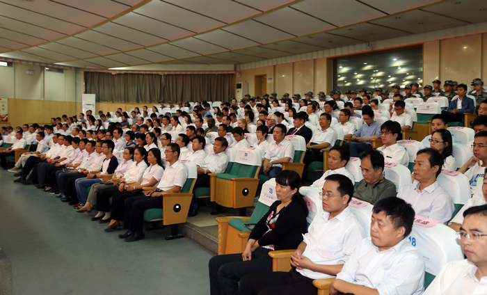 全院副科级以上干部、教师学生代表400余人参加会议