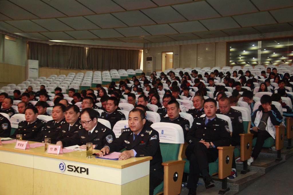 学院相关领导以及全体参培人员参加典礼