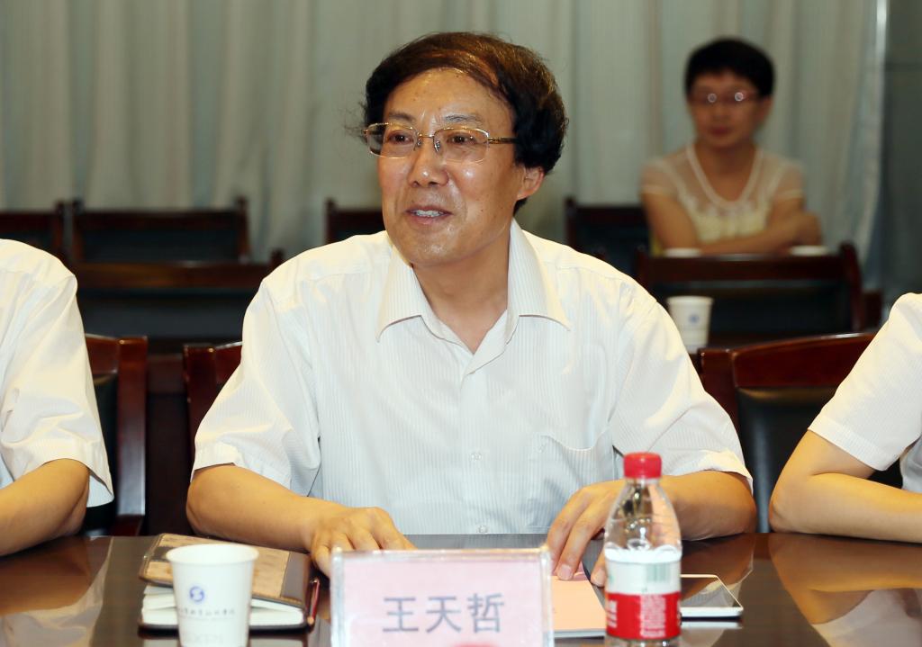 党委副书记王天哲主持汇报会