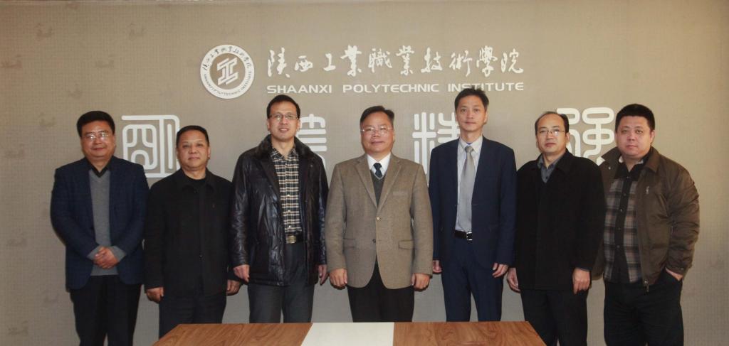 座谈会与会人员合影留念