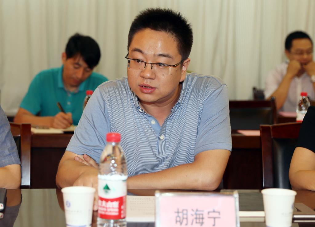 省教育厅高教处处长胡海宁做工作汇报