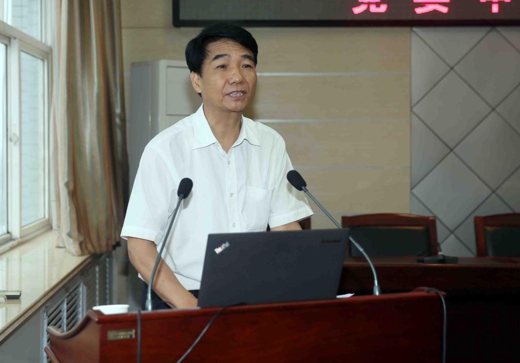 党委书记崔岩主持会议并传达有关精神