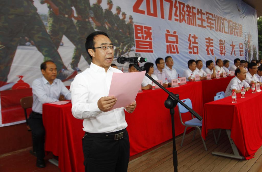 纪委书记康强宣读军训表彰决定