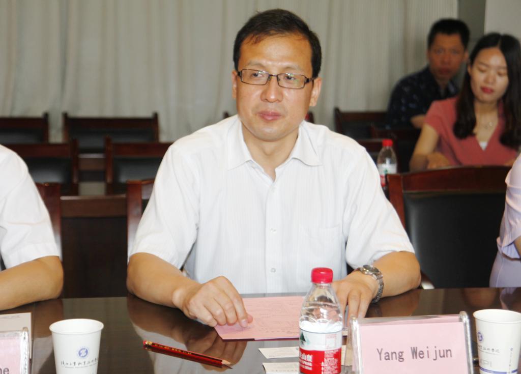 副院长杨卫军主持会议