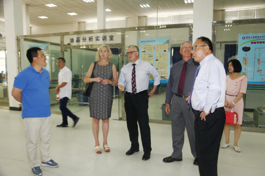 来宾一行参观我院实训基地