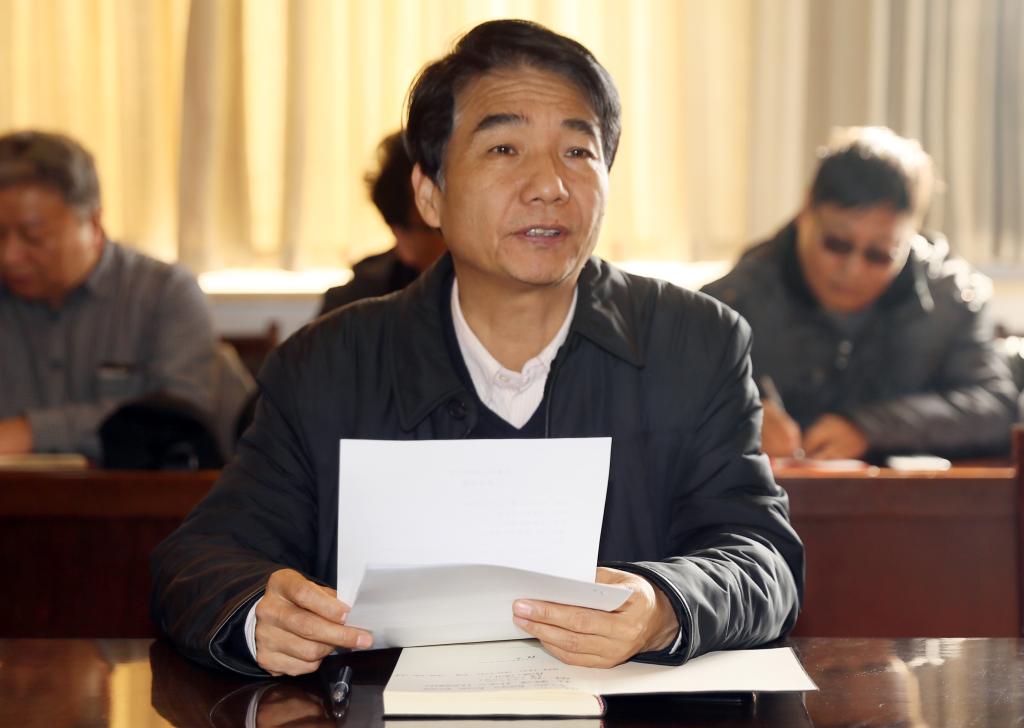 党委书记崔岩主持会议并领学习总书记重要讲话精神