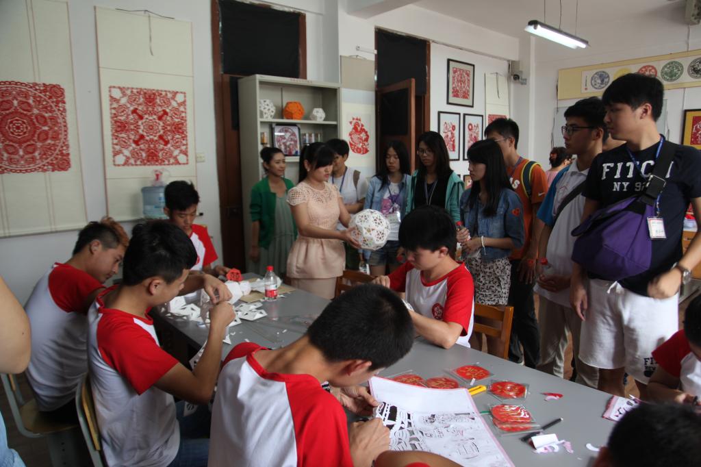 研习营一行参观学校手工艺实训室