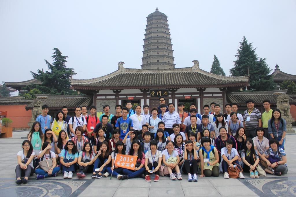 研习营一行在法门寺前合影留念