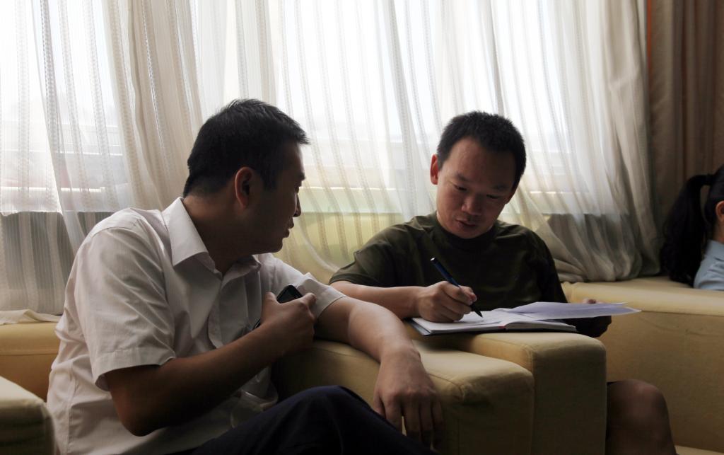 接受《陕西工人报》记者采访