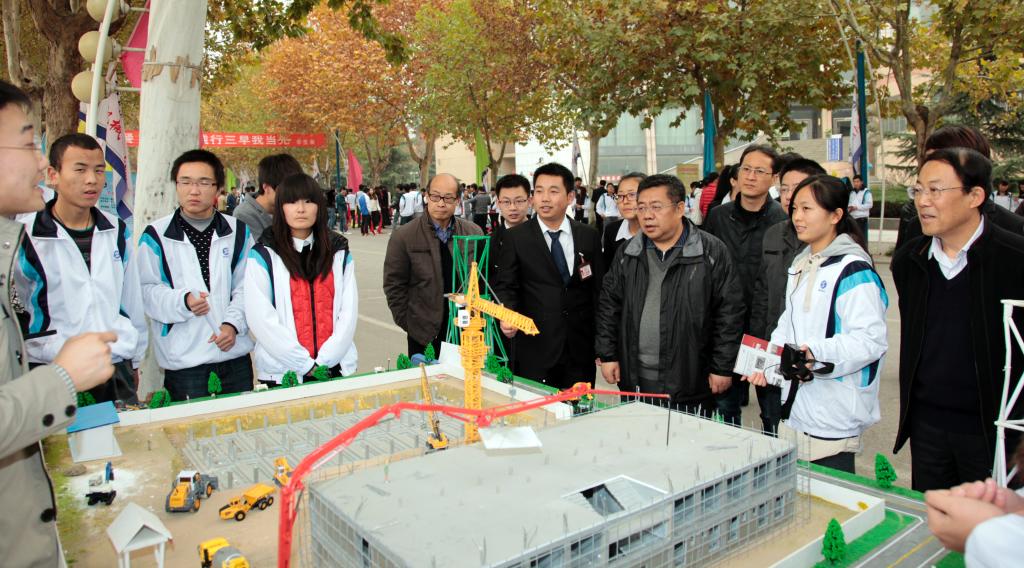 建筑模型协会指导教师向学院领导汇报社团发展情况