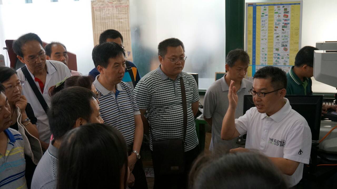 学员在镐錩实业股份有限公司实地参观