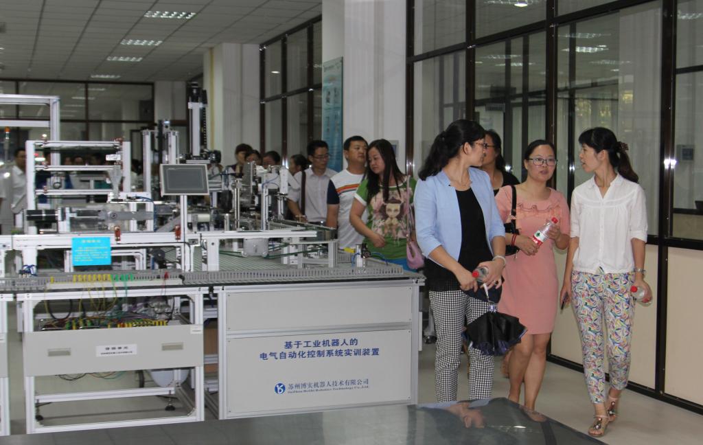 参观电气学院实训基地