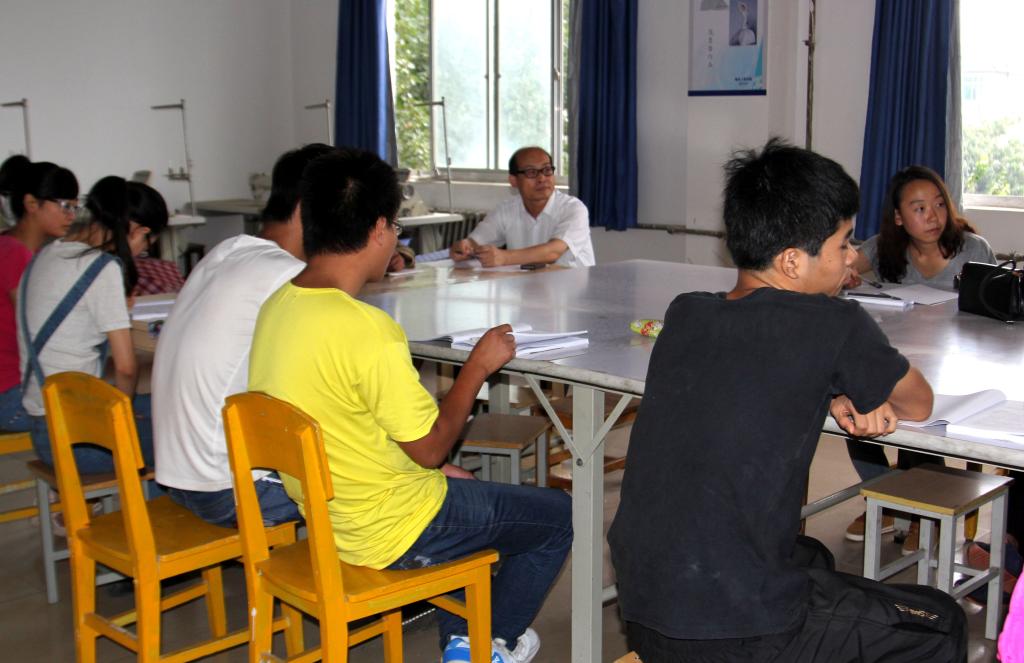 副院长王晓江在笃学楼制版实训室听课