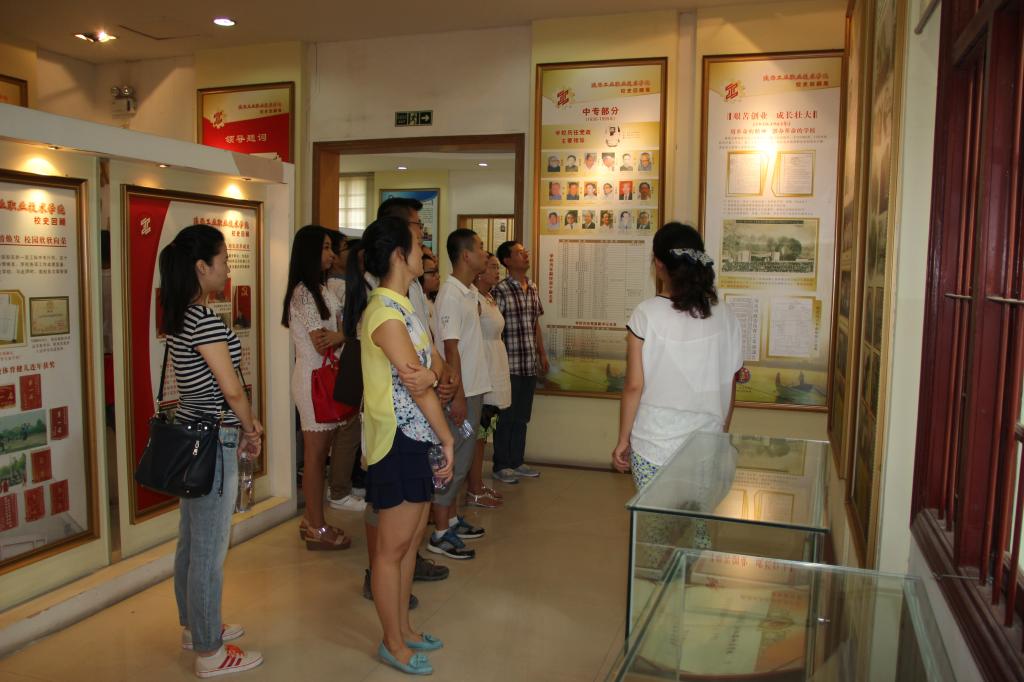 新教师参观校史馆