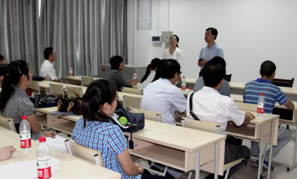 王健副院长介绍学院实训基地建设情况