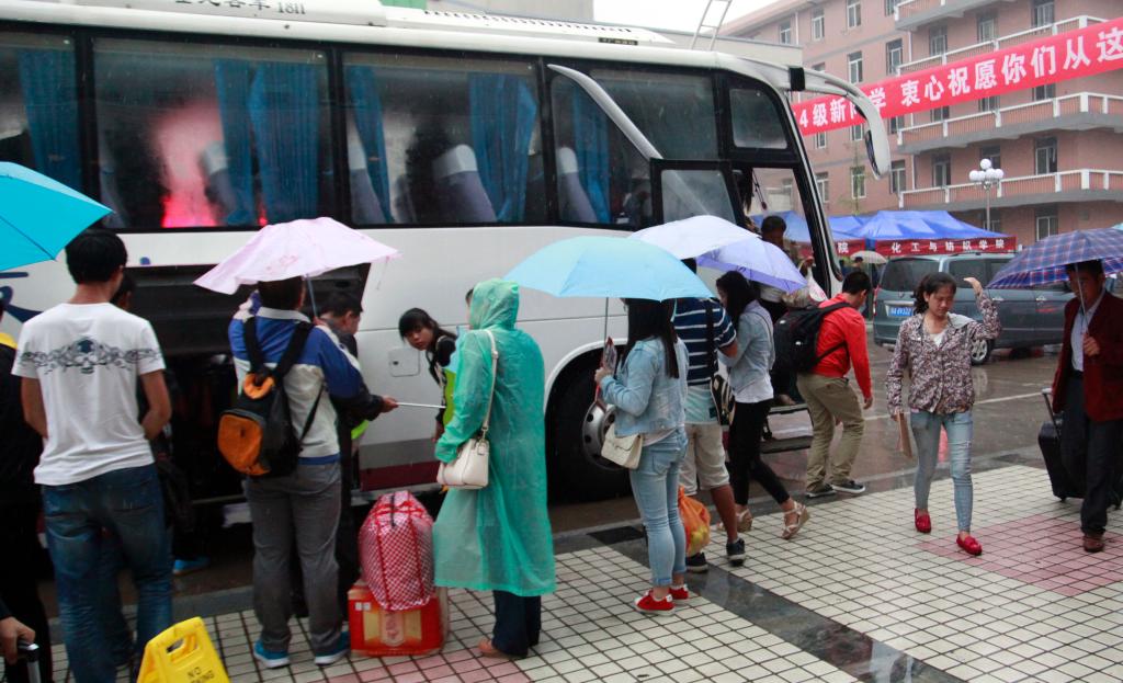 新生及家长冒雨入校