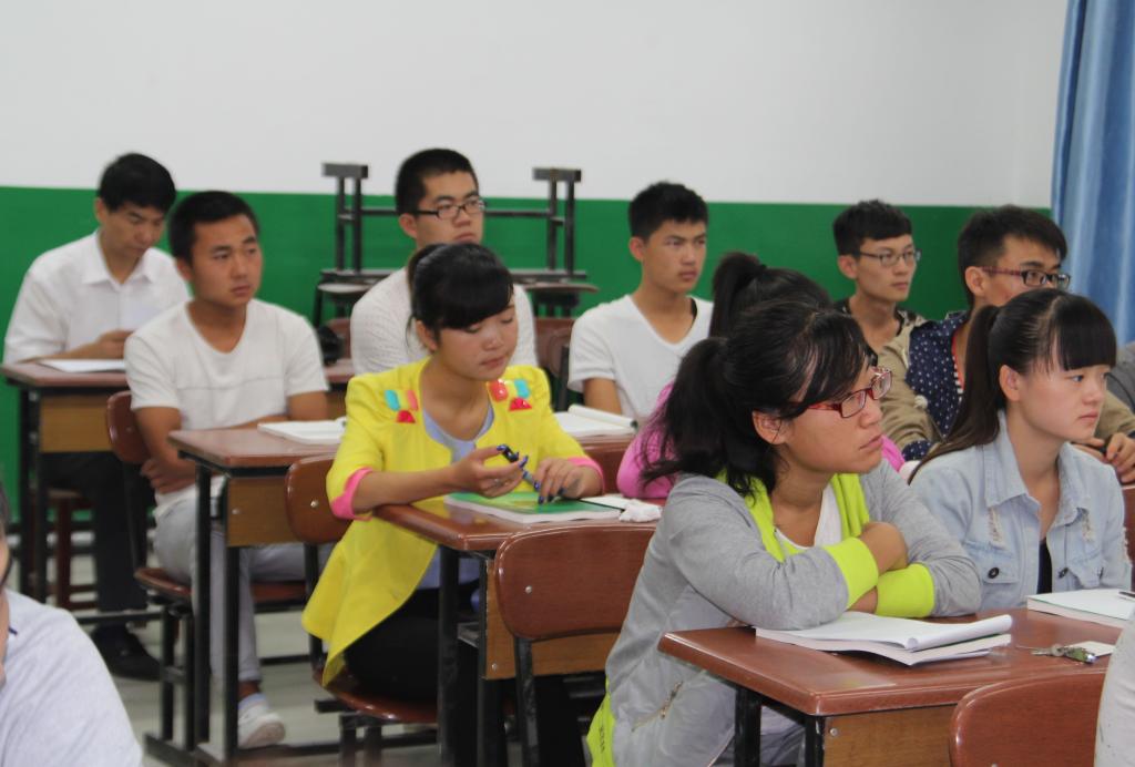 院长崔岩在崇文北楼104教室听课