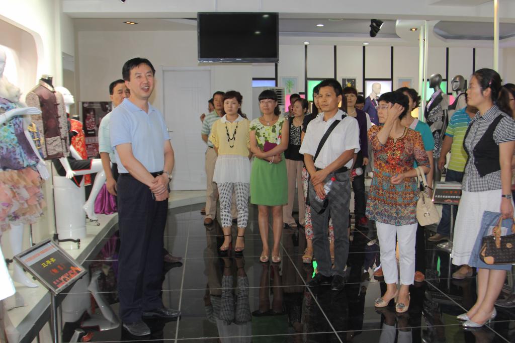 参观服装学院实训基地