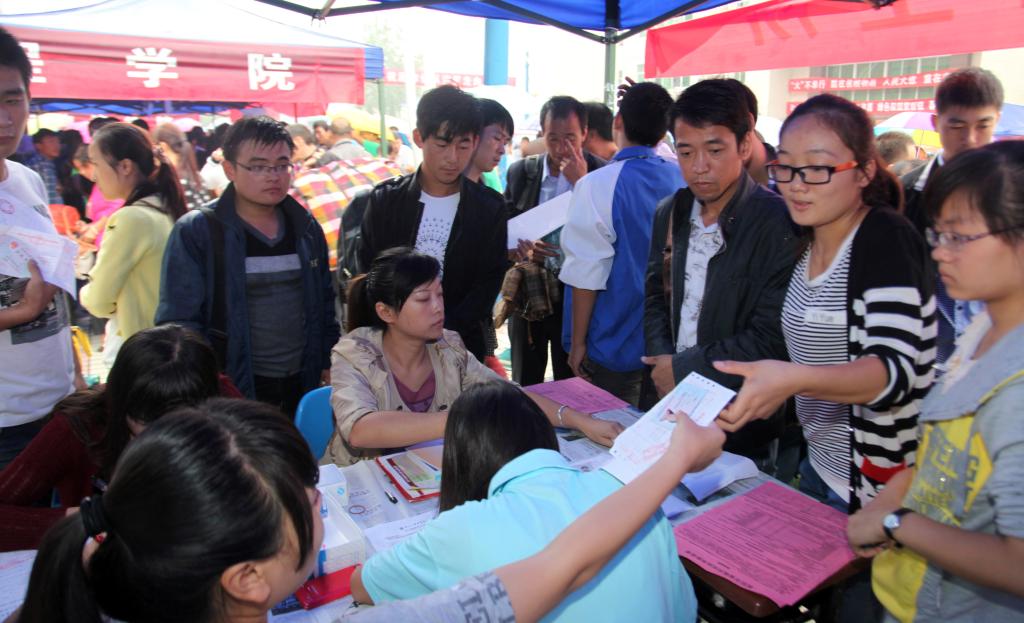 学院为2014级新生免费发放100元饭卡