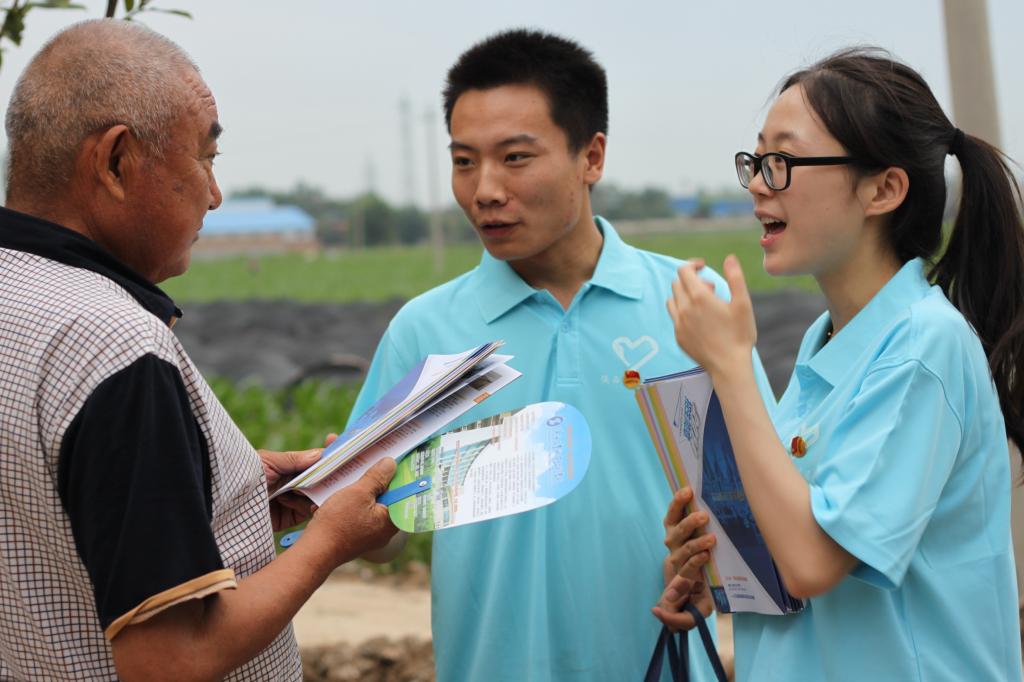 志愿者进行科普宣传