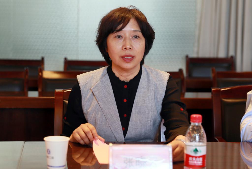 我院院长张晓云主持会议并介绍学院基本情况