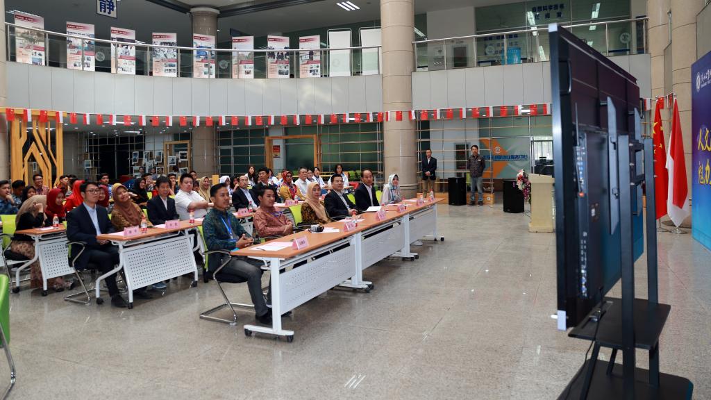 共同观看研习营活动视频