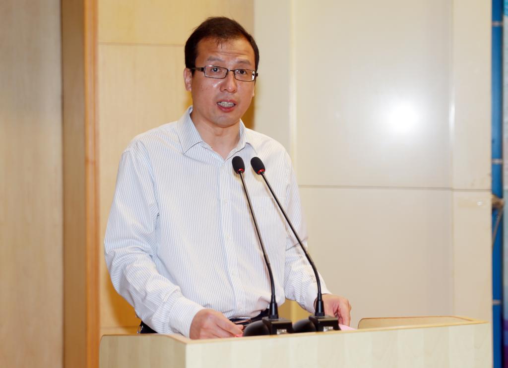 学院副院长杨卫军主持开赛式