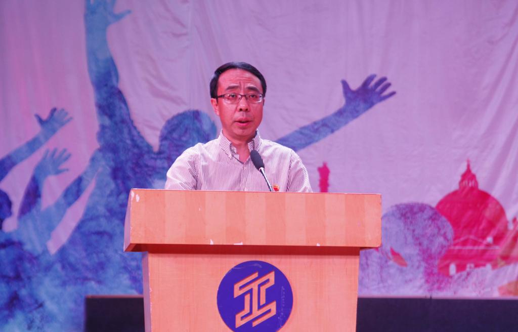 纪委书记康强宣读表彰决定