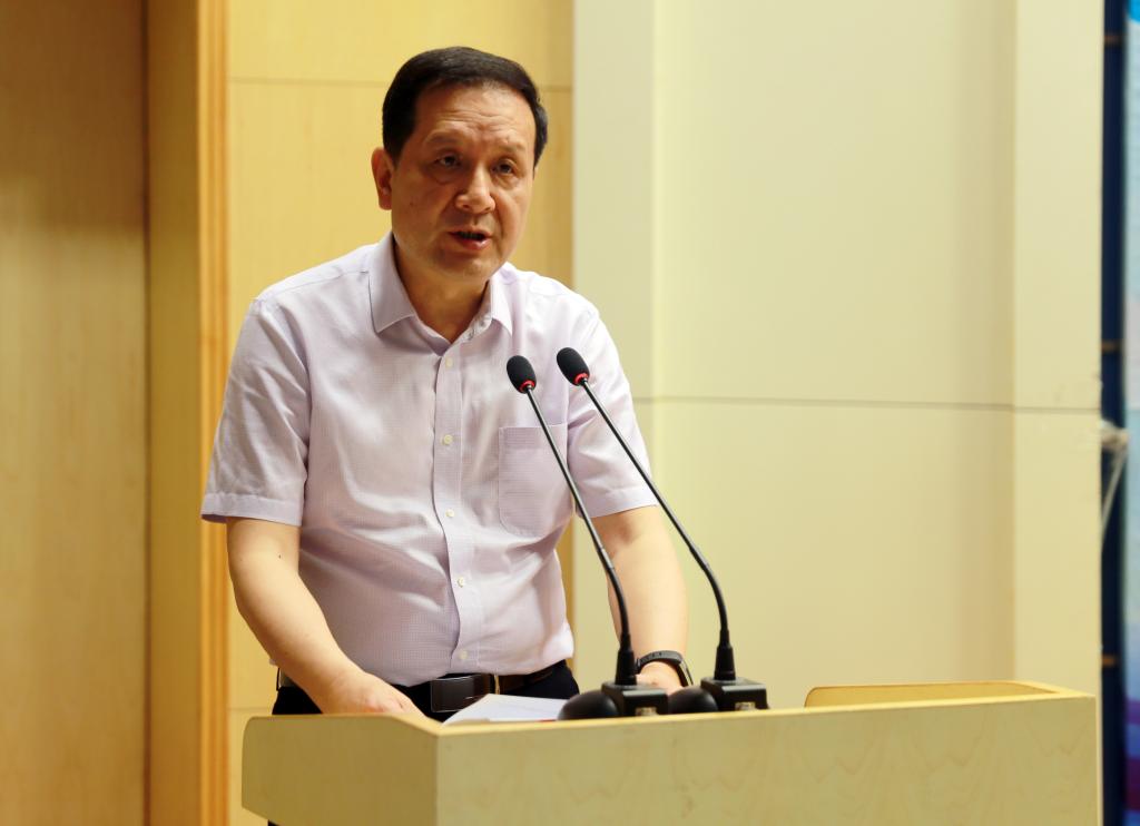 省教育厅副巡视员李鸣发表讲话