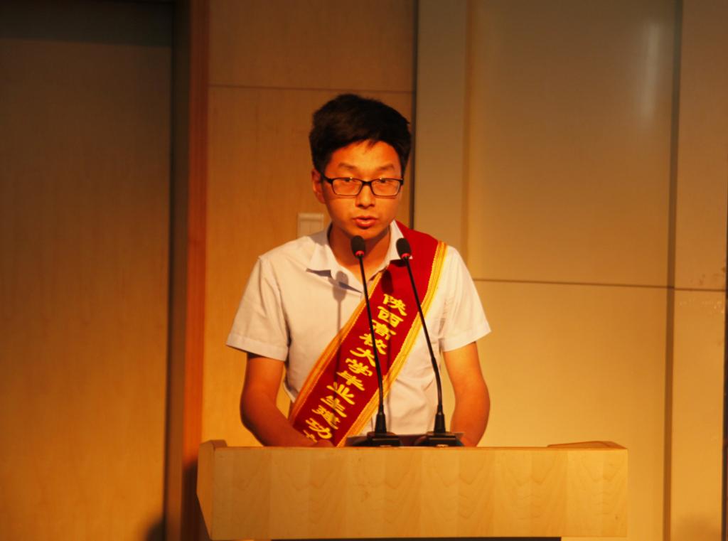 陕西师范大学2011届毕业生、湖北省麻城市大学生村官徐文凭作报告