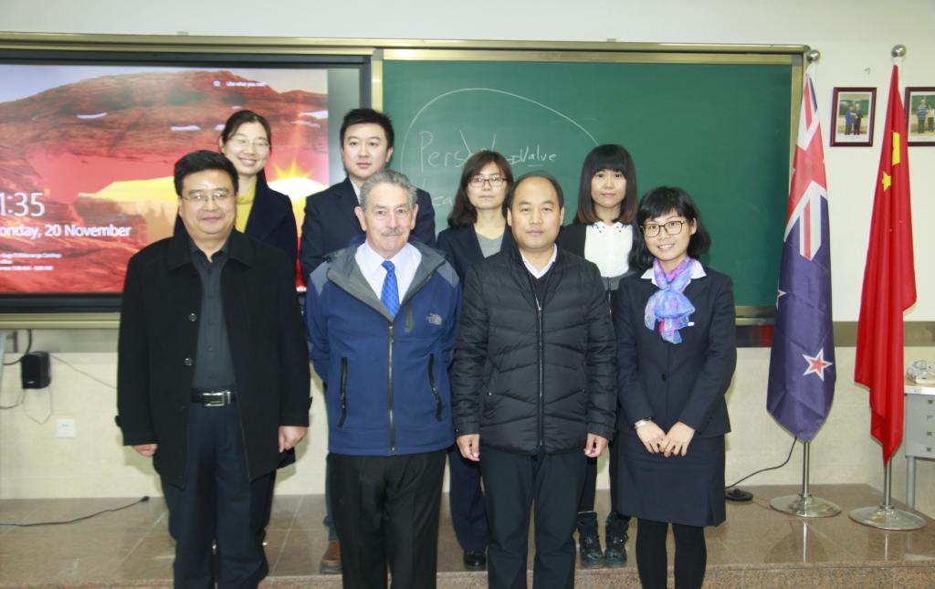 副院长梅创社与培训专家及学员合影留念