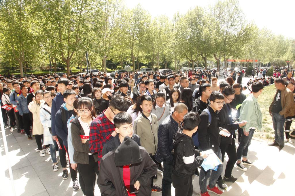 报到新生排队进行注册缴费